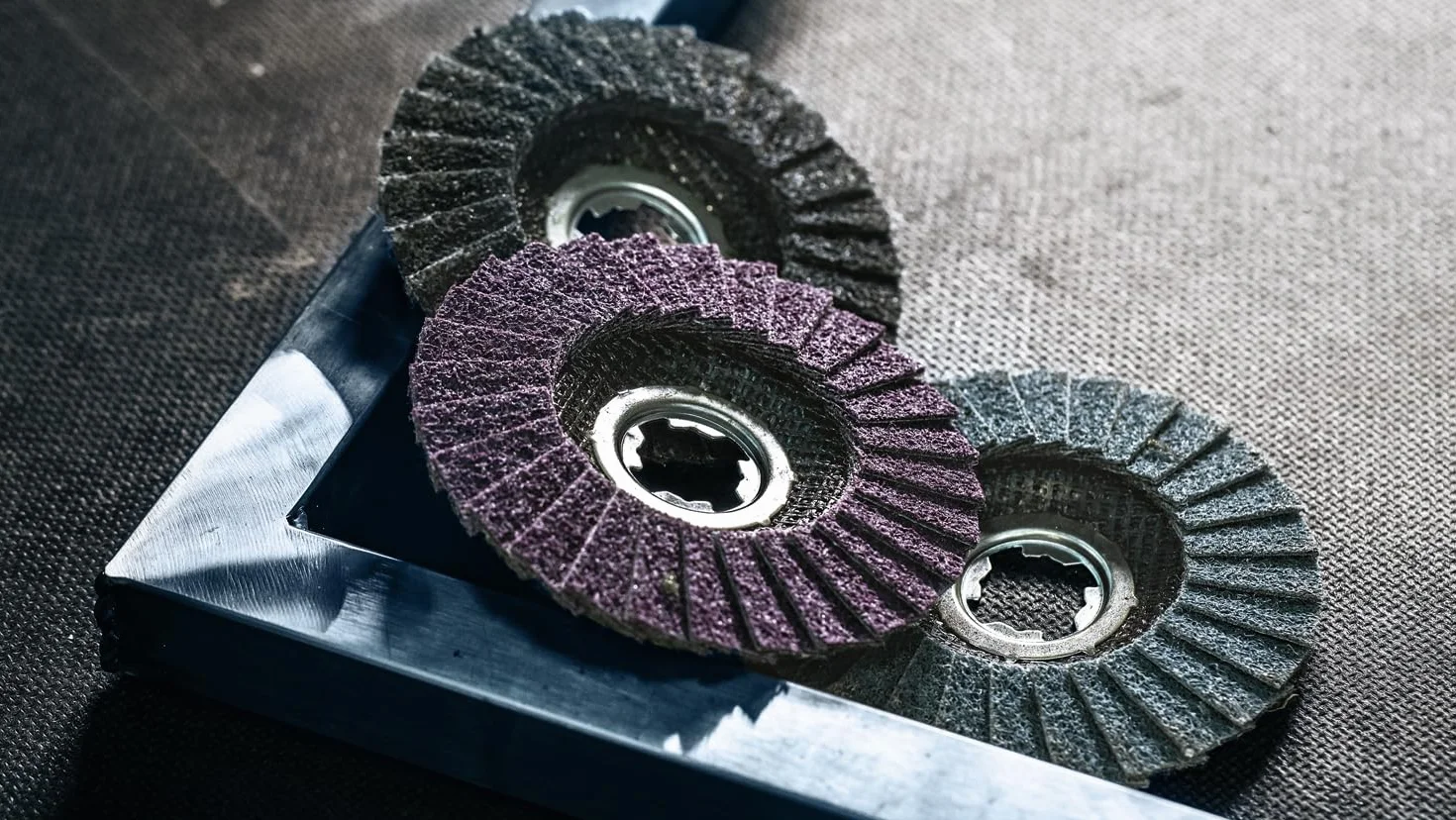 Bosch 1 x EXPERT N475 Surface Conditioning Material X-LOCK tarcze szlifierskie wachlarzowe (do blach stalowych, stali nierdzewnej, Ø 125 mm, gruboziarniste, profesjonalne akcesoria mała szlifierka